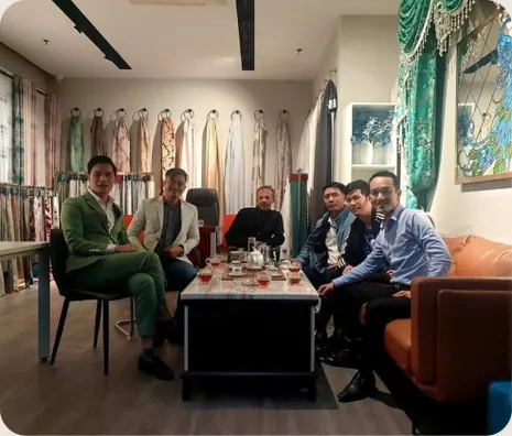 Khách hàng tham quan showroom Vareto